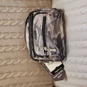 NWT Baggallini small multi pocket convertible crosssbody in camo